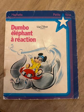 Livre ancien Dumbo éléphant à réaction Walt Disney petite fleur Hachette