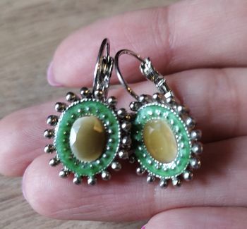 Boucles d'oreilles argentés avec pierre décorative,