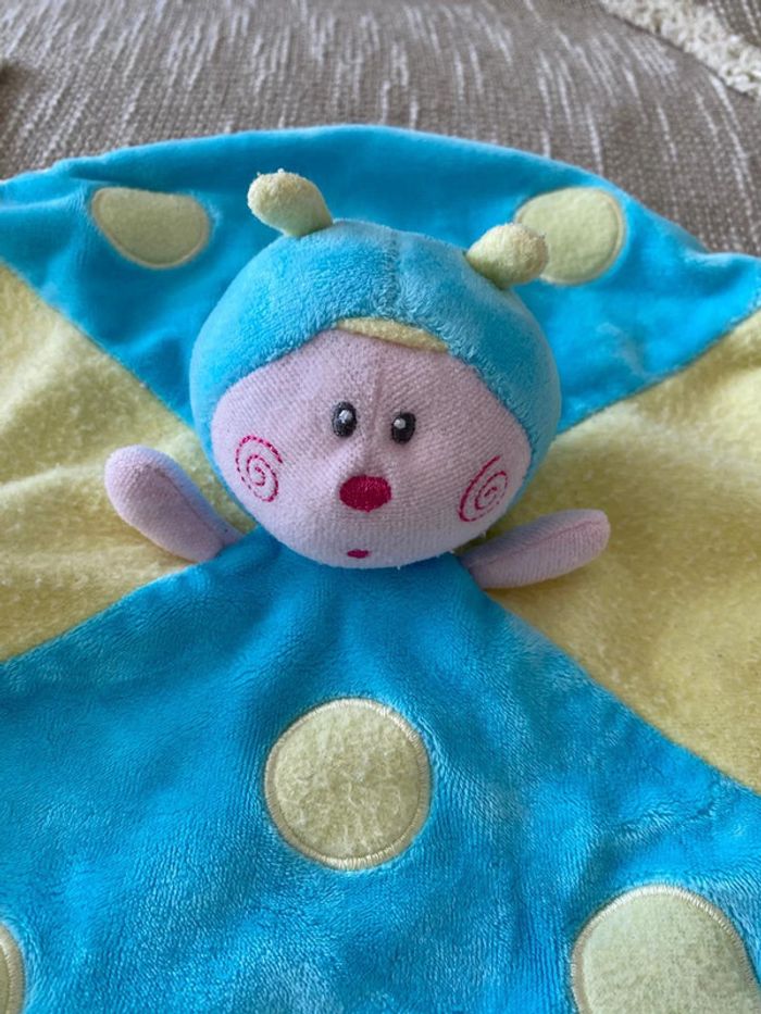 Peluche doudou plat 28cm luminou phosphorescente coccinelle insecte bleu et jaune très bon état - photo numéro 2