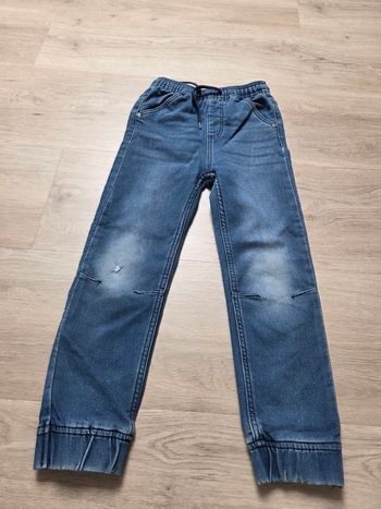 Jeans 6/7 ans abîmé