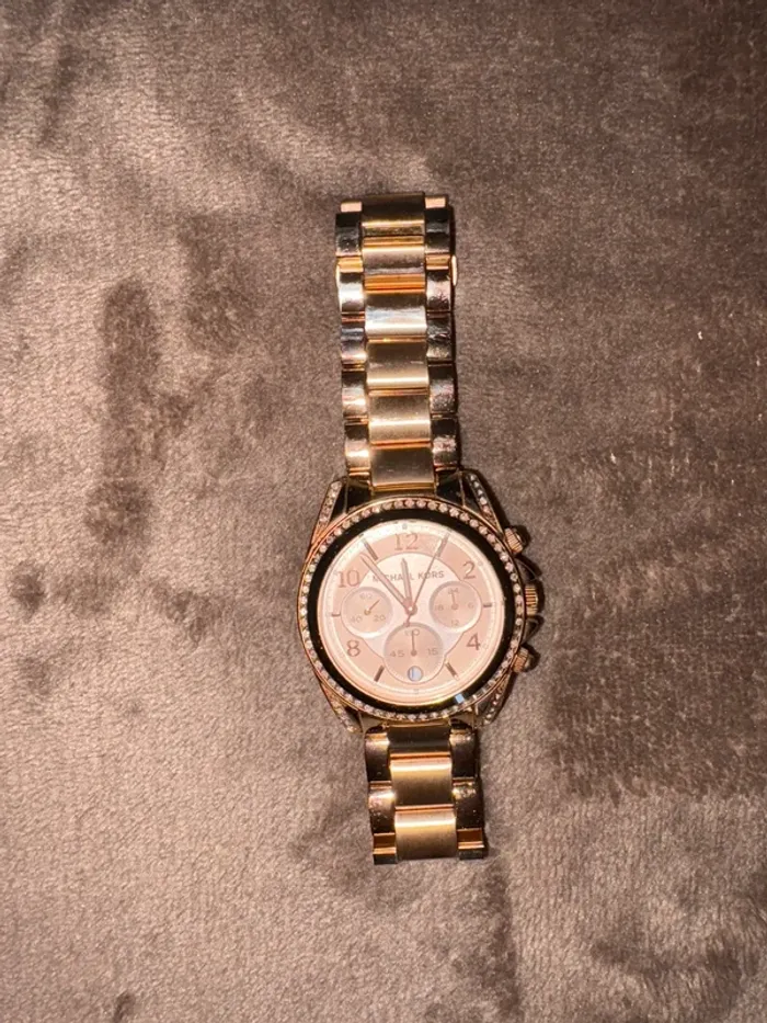 Montre Michael Kors. Rose doré en bon état - photo numéro 3