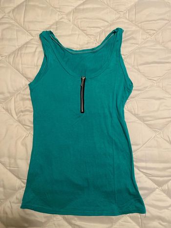 Débardeur vert TU correspond à 34/36
