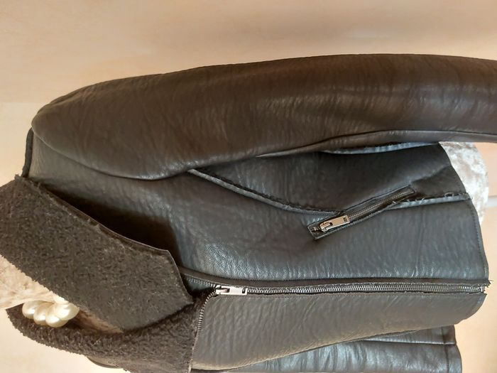 Blouson Camaïeu noir imitation cuir fourré taille 38 - photo numéro 2