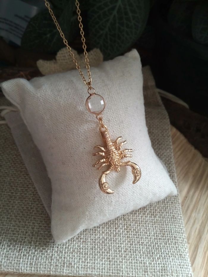 Collier scorpion avec connecteur en cristal de quartz