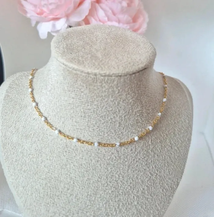Collier court ras du cou style gigi 🌸 en acier inoxydable perles blanches