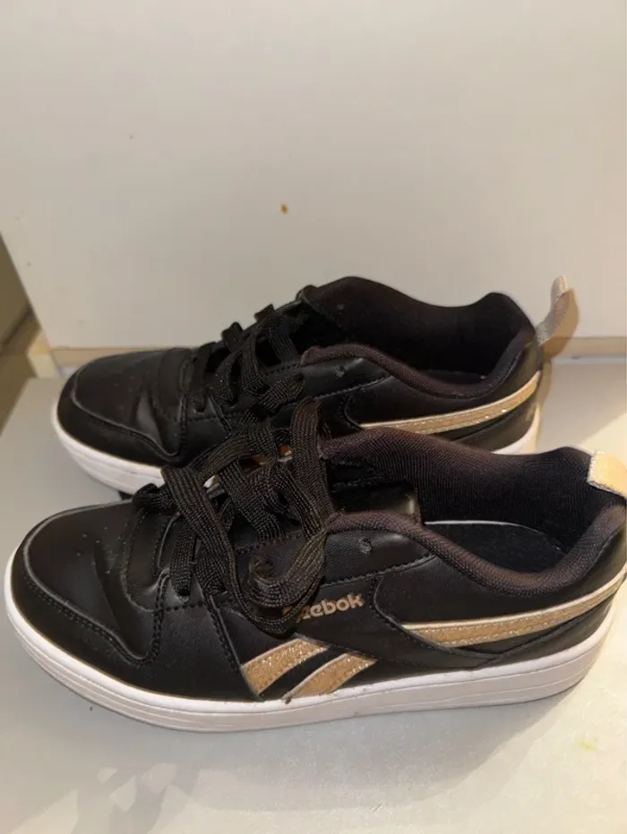 Baskets Marque Reebok pointure 35 noire et dorées