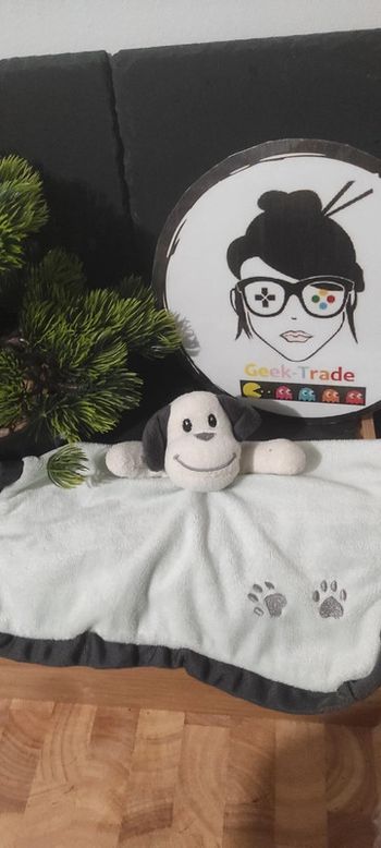 Doudou plat chien gris vert empreintes zeeman pattes blanc beige carré