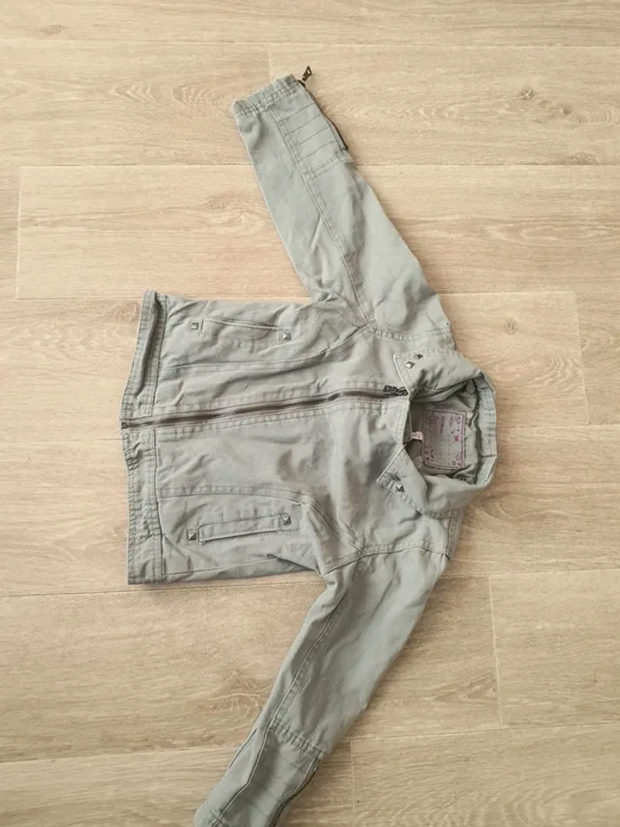 Veste grise à zip taille 6 ans