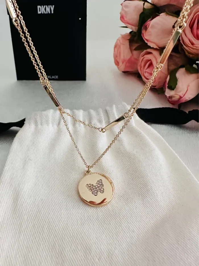 🦋Collier DKNY doré double rang médaillon papillon strass – authentique, neuf - photo numéro 5