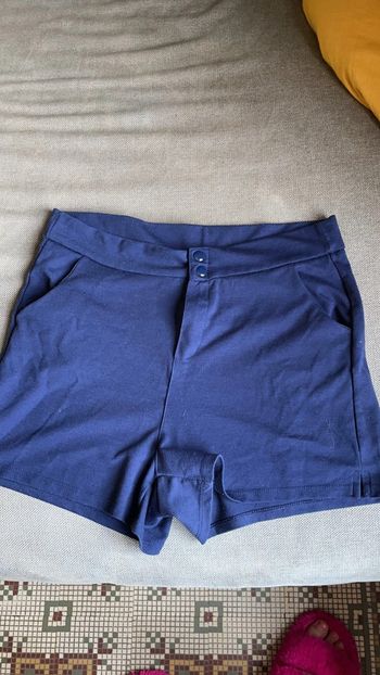 Short bleu