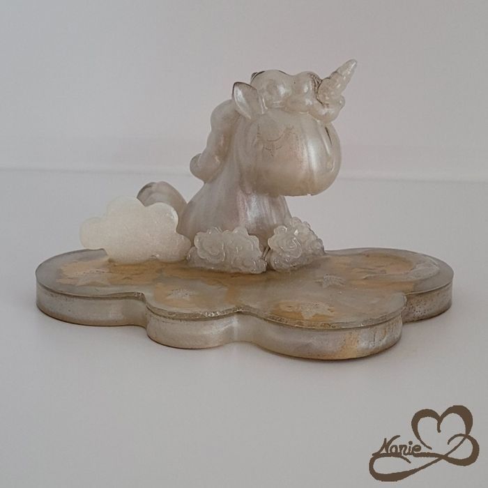 Licorne beige doré sur son nuage avec des nuages et une lune🌙☁️