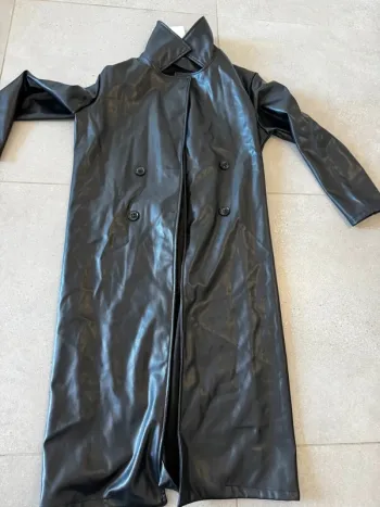 Long manteau noir Emy New collection, neuf avec étiquette, taille L