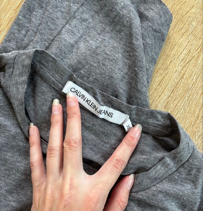 T-shirt gris Calvin Klein très bon état - photo numéro 3