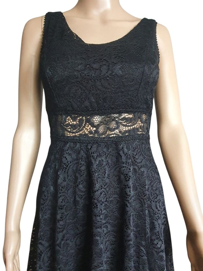 Robe Courte en Dentelle Noire – Élégance à l'Italienne & Dos Travaillé T34
- photo numéro 4