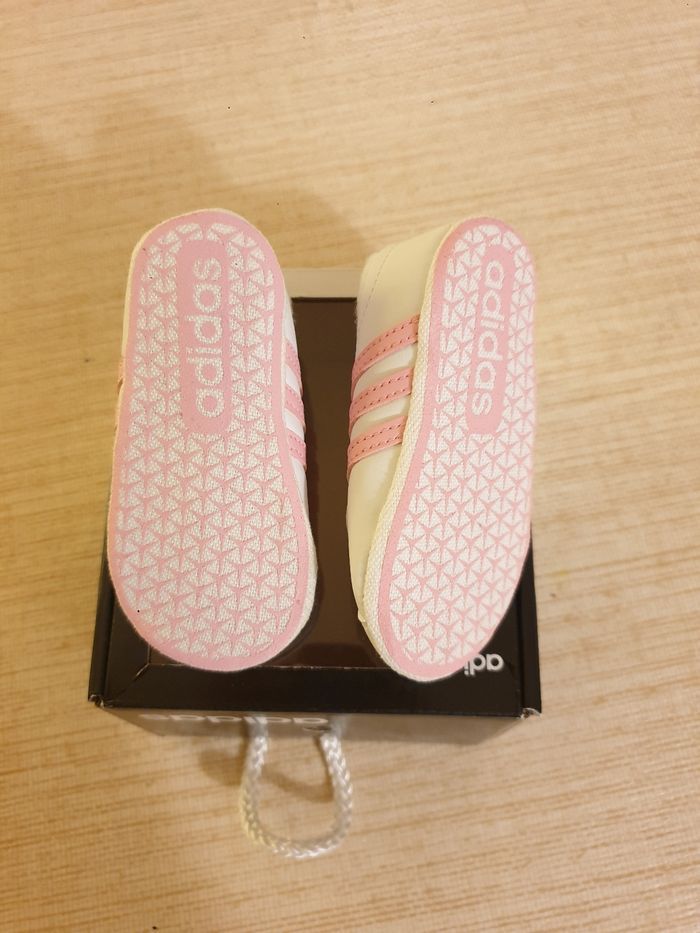 Chaussure Adidas taille 18 - photo numéro 2