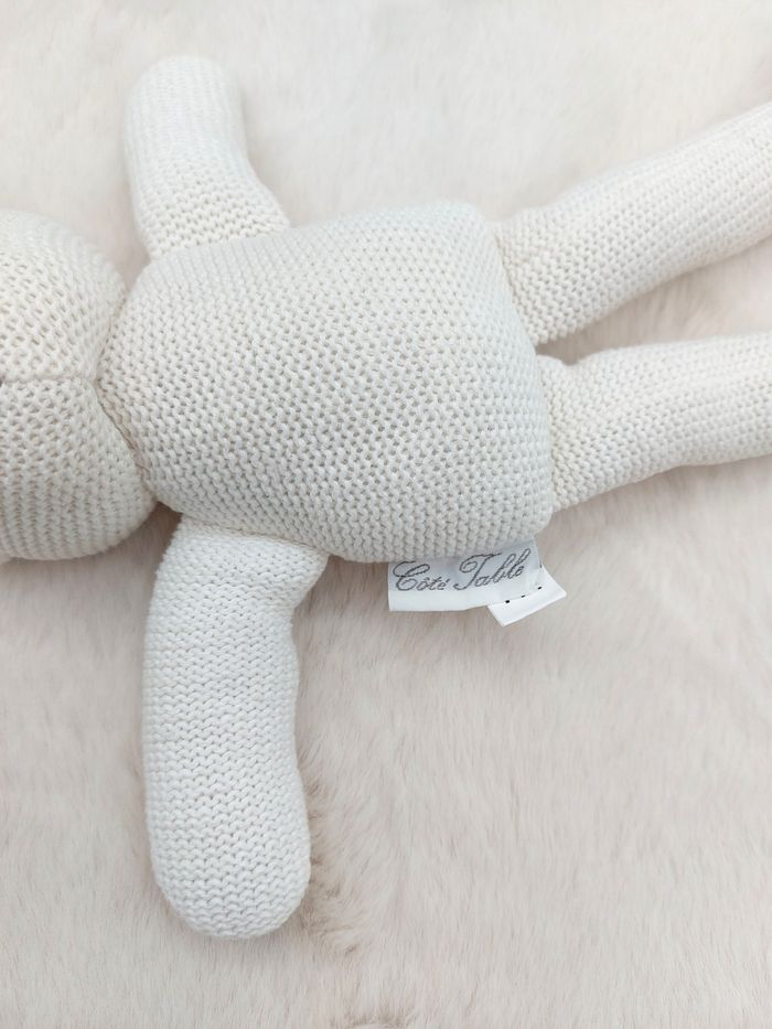 Peluche doudou ours blanc façon tricot crochet côté table 30 cm nez gris - photo numéro 4
