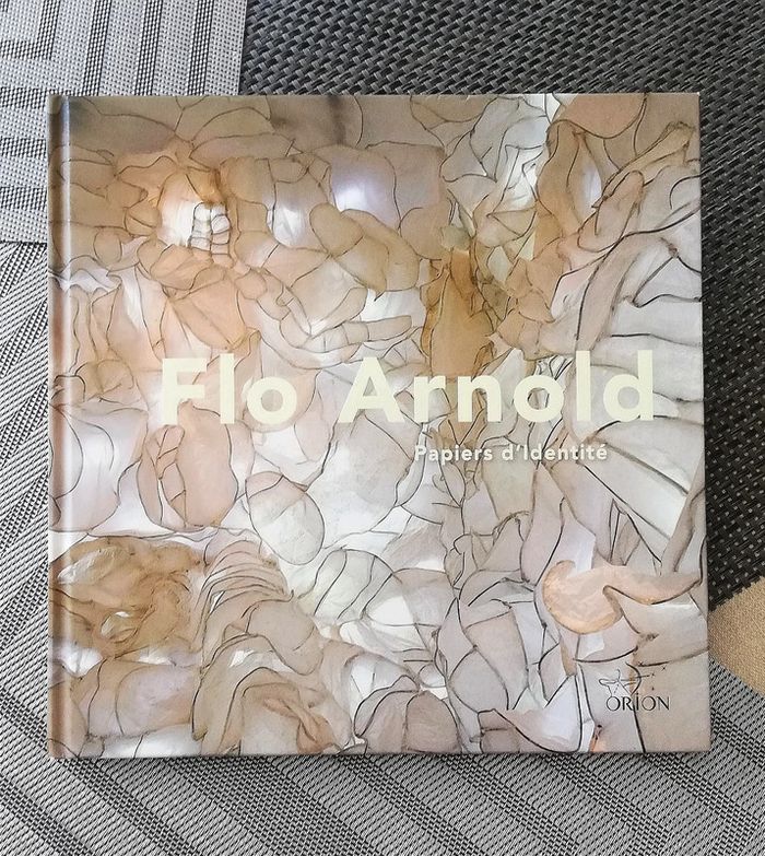 Flo Arnold, Papiers d'identité