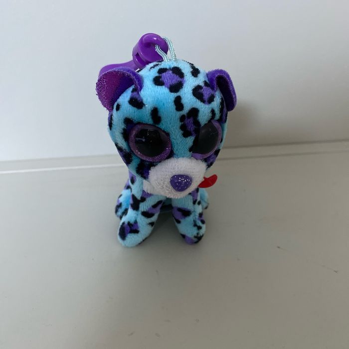 Porte clef léopard en peluche turquoise et mauve avec des gros yeux T’y