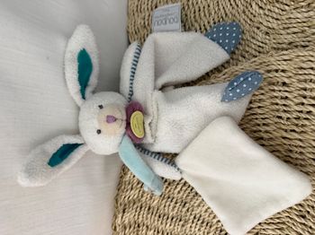 Doudou plat lapin DOUDOU ET COMPAGNIE Les Ptitous blanc bleu attache tétine