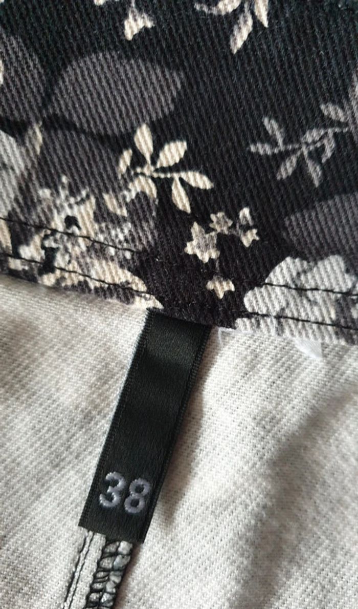 Jupe noire motifs fleurs grises, taille 38, H&M - photo numéro 2