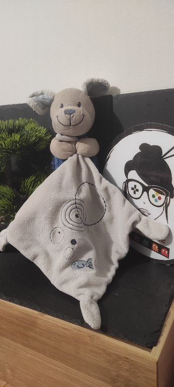 doudou chien pommette mouchoir poisson rond blanc bleu marron Beige Gris