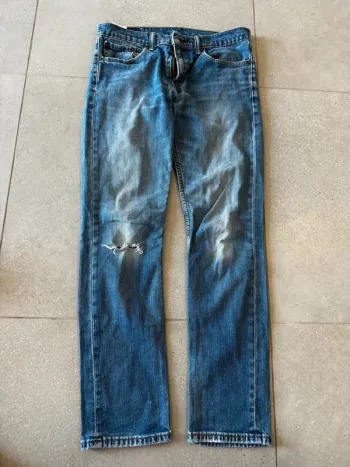 Jean Levis 511, bon état mais il y a un trou dans le genou, 42x100cm