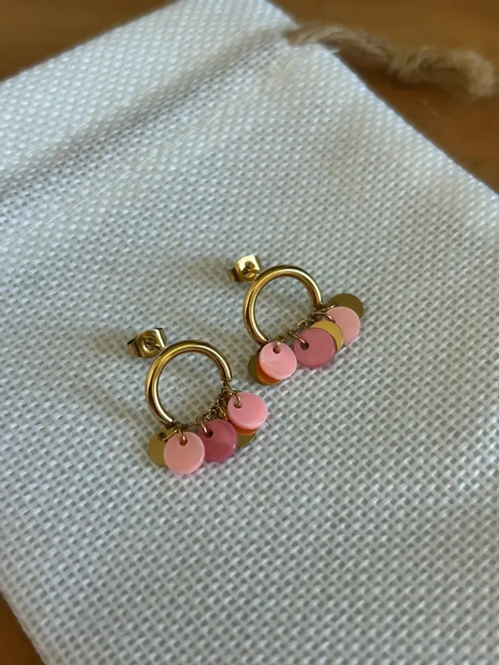 Boucle d’oreille avec perle rose