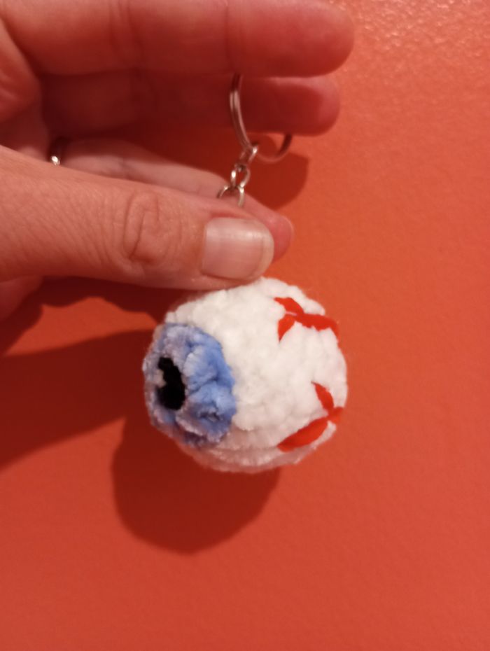 Halloween : porte-clés œil au crochet - photo numéro 3