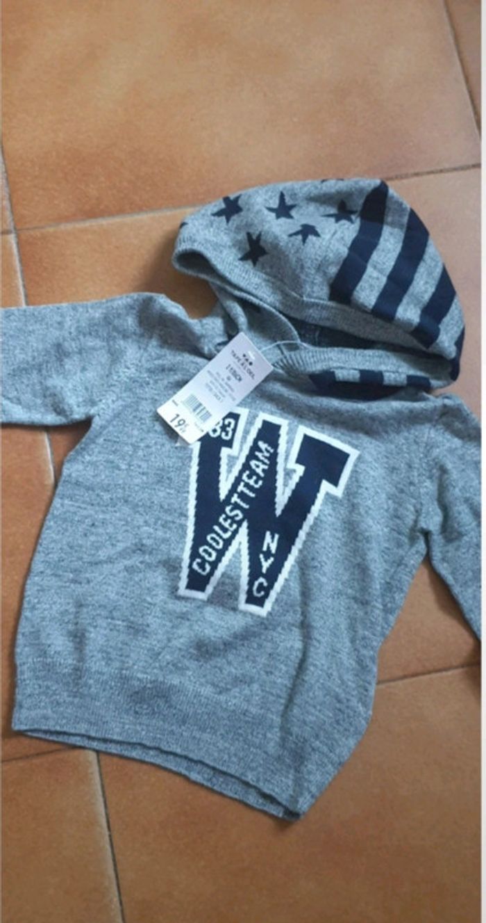Pull neuf à capuche 24 mois