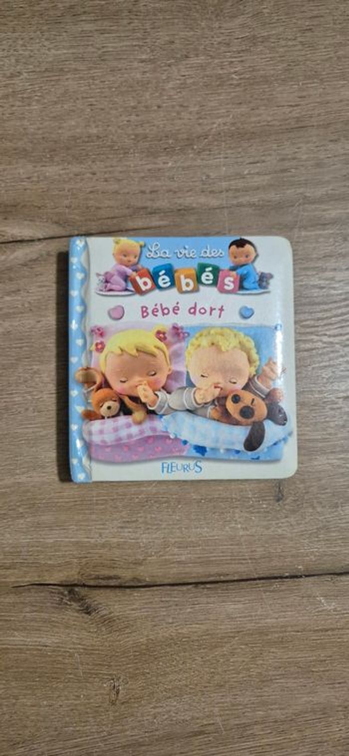 Livre imagier : Bébé dort