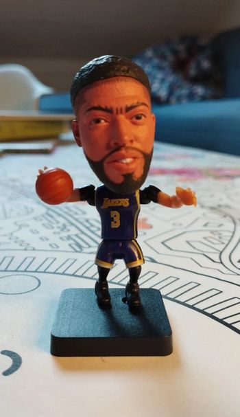 Petite figurine basketball NBA neuve Anthony Davis Los Angeles Lakers maillot violet