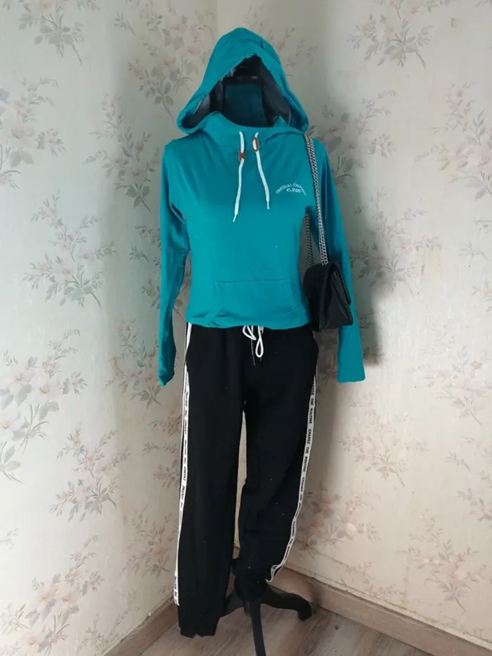 Sweat à capuche fin bleu turquoise avec lien et broderie / crique privee / (L) - photo numéro 2