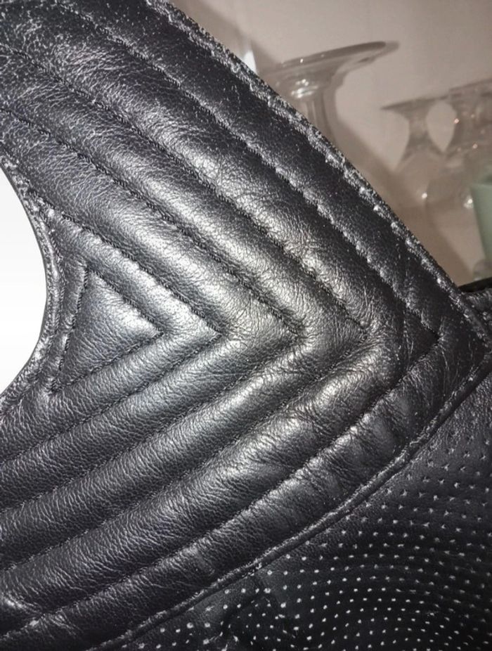 Sac à main by Diesel original en cuir véritable noir en excellent etat - photo numéro 4