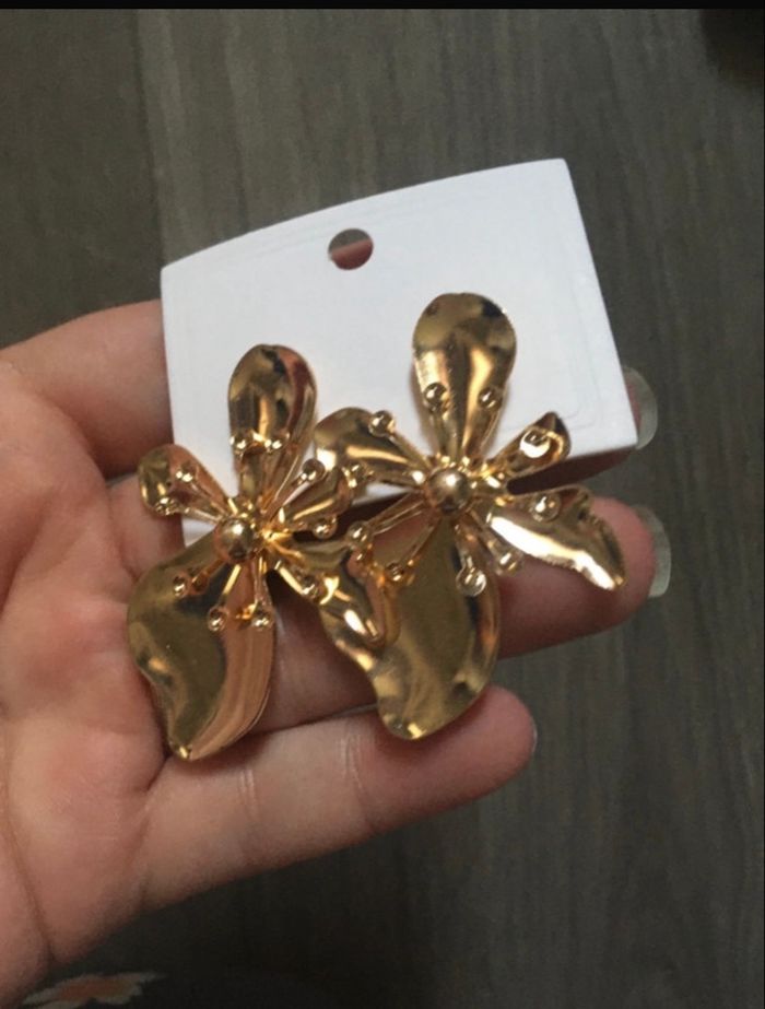 Boucles d’oreilles NEUVES avec étiquette forme de fleurs couleur doré