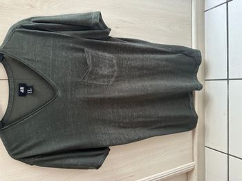tee shirt kaki col V taille 34 H&M avec petite poche