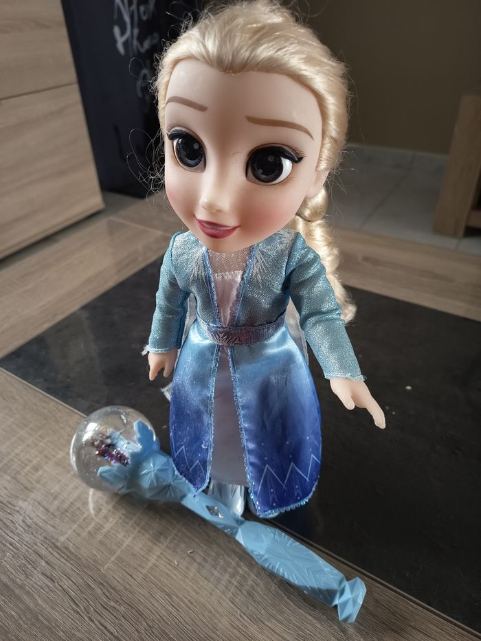 Poupée Elsa reine des neiges avec baguette magique
