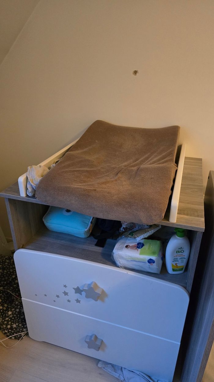 Chambre bébé/ enfant lit à barreaux + table à langer - photo numéro 2