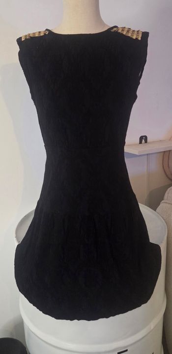 ROBE NAF NAF NOIRE – ÉPAULES BIJOUX DORÉES – T40 