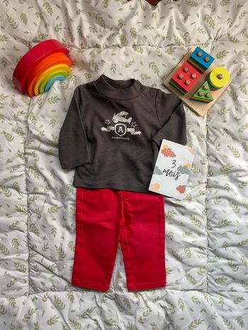 ensemble teeshirt manches longues gris cadet rousselle et jean rouge taille réglable obaibi 3 mois