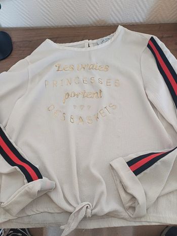 Pull fin blanc avec bande noir et rouge