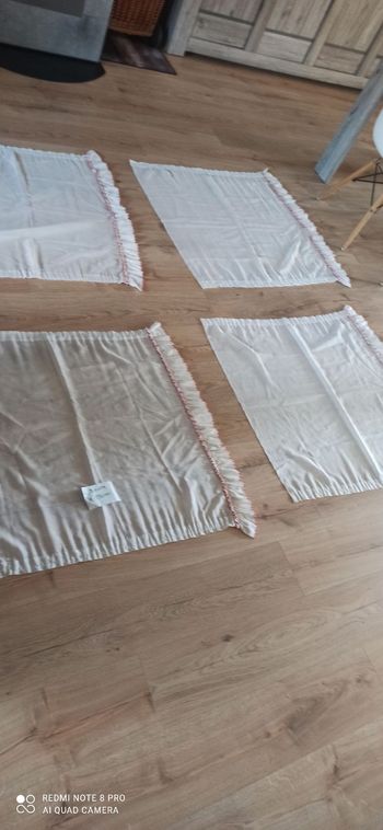 4  rideaux blancs  et rouge