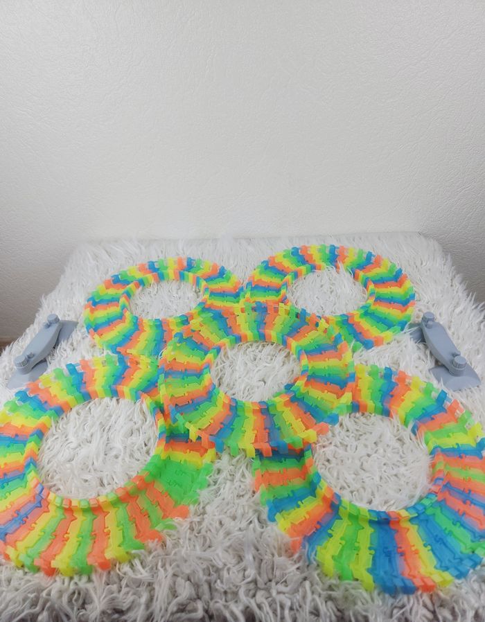 Lot de rails lumineux et rampes de circuits flexibles marque Magic Tracks 🎅