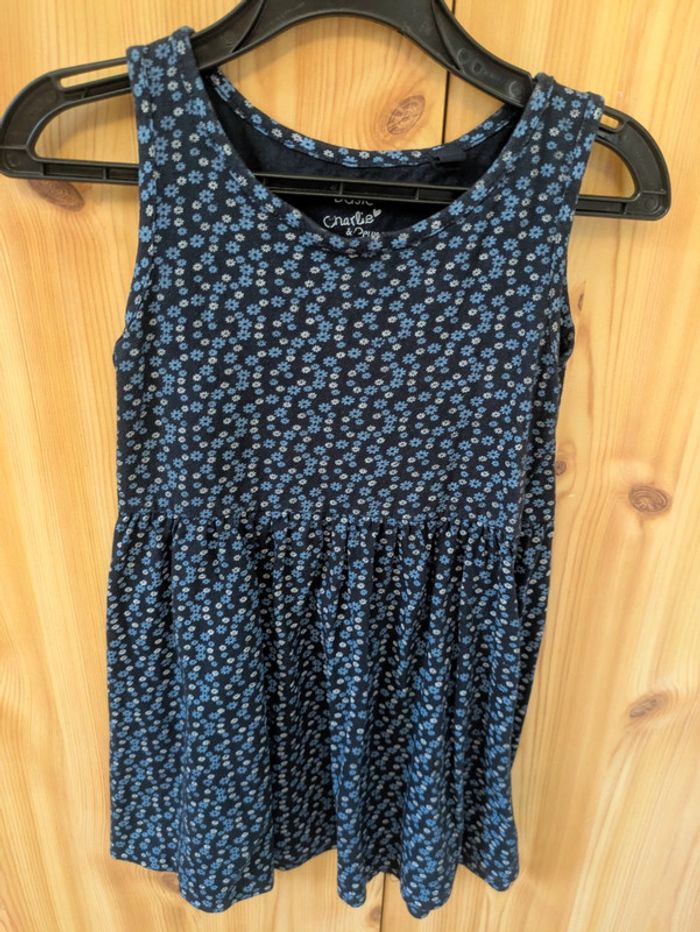 Robe bleue à fleurs fille