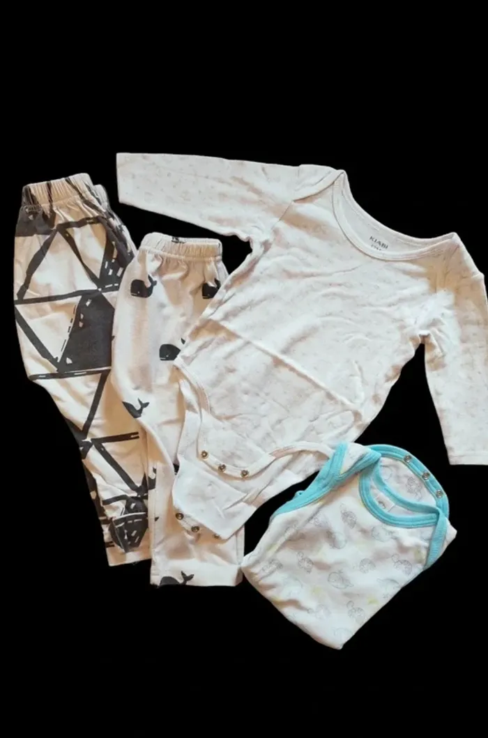 Lot body pantalon 12 mois