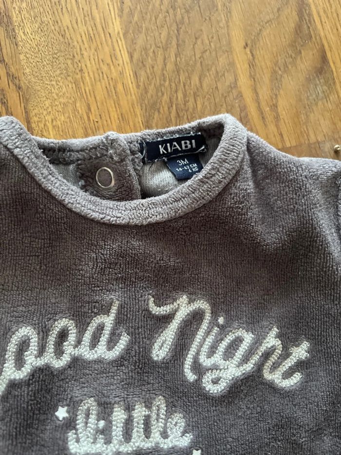 Pyjama velours, trois mois - photo numéro 3