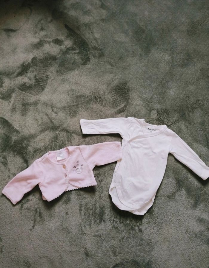 Lot bodies et boléro 1 mois