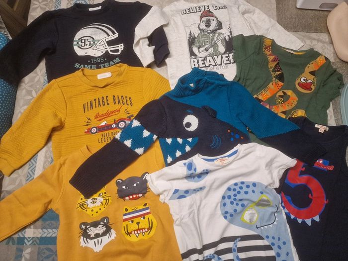 Lot vêtements enfant 4 ans pulls t-shirts