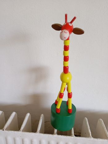Animé girafe au long cou en bois