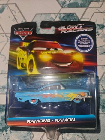 Voiture cars Mattel neuve rare série spéciale glow