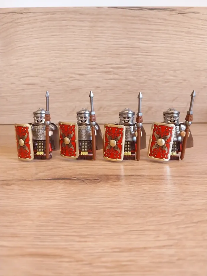 Figurines type lego 4 guerriers légionnaires romains